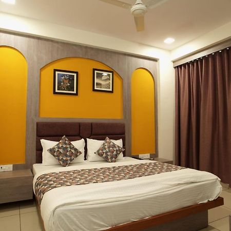 Hotl Sunsky Hotel Vadodara Bagian luar foto