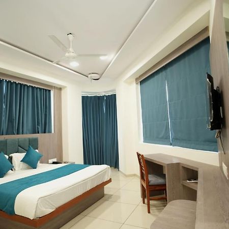 Hotl Sunsky Hotel Vadodara Bagian luar foto