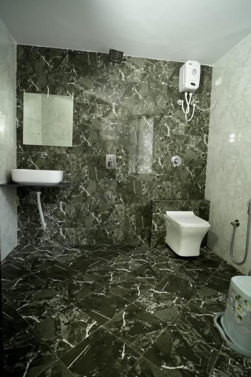 Hotl Sunsky Hotel Vadodara Bagian luar foto