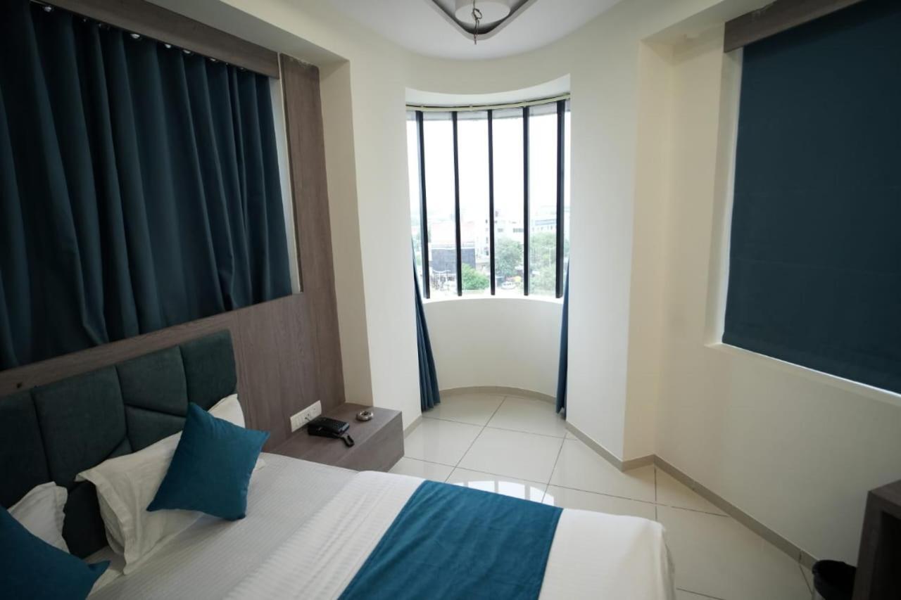 Hotl Sunsky Hotel Vadodara Bagian luar foto