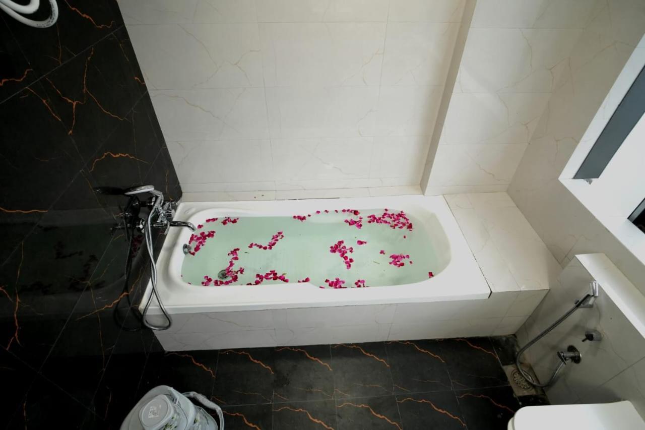 Hotl Sunsky Hotel Vadodara Bagian luar foto