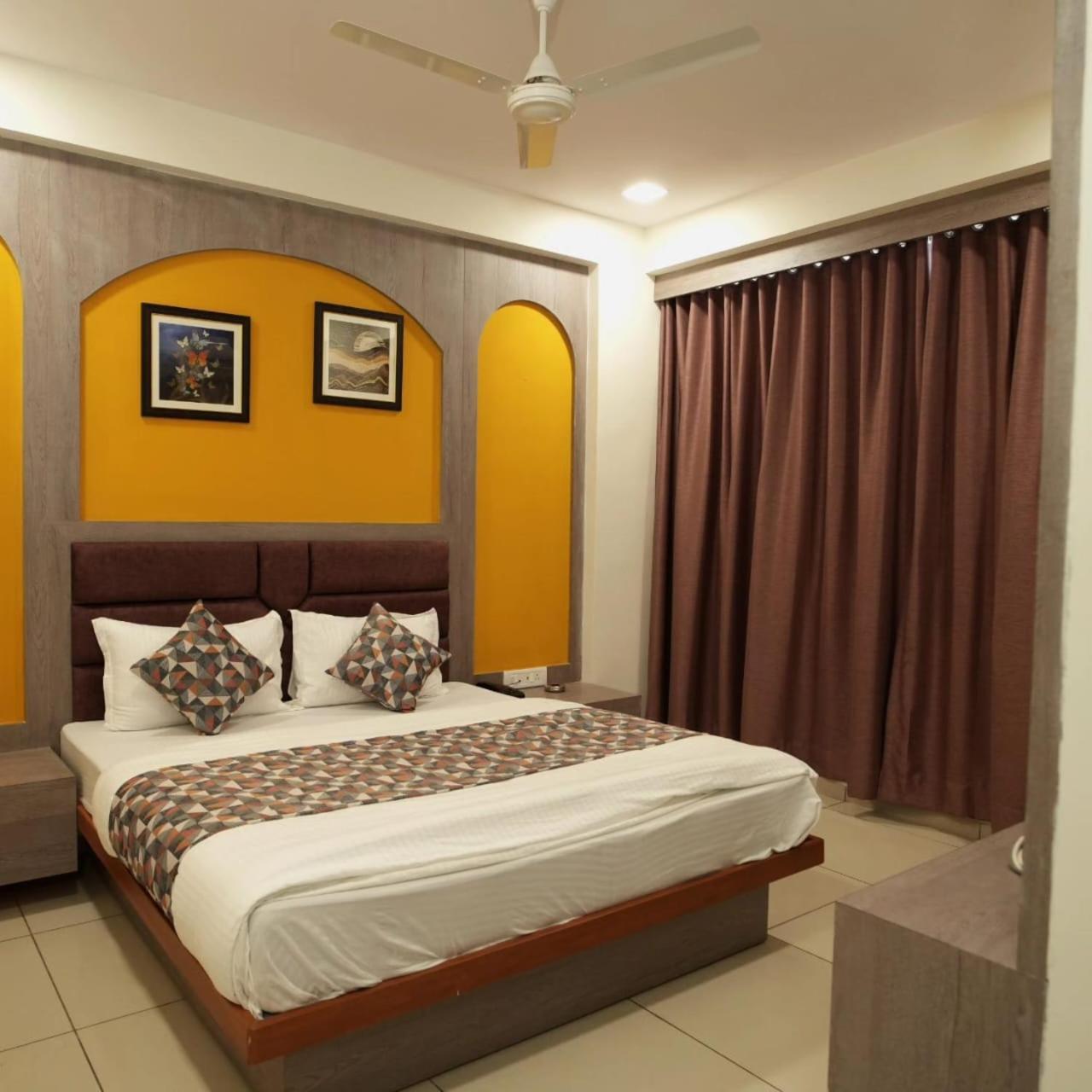 Hotl Sunsky Hotel Vadodara Bagian luar foto