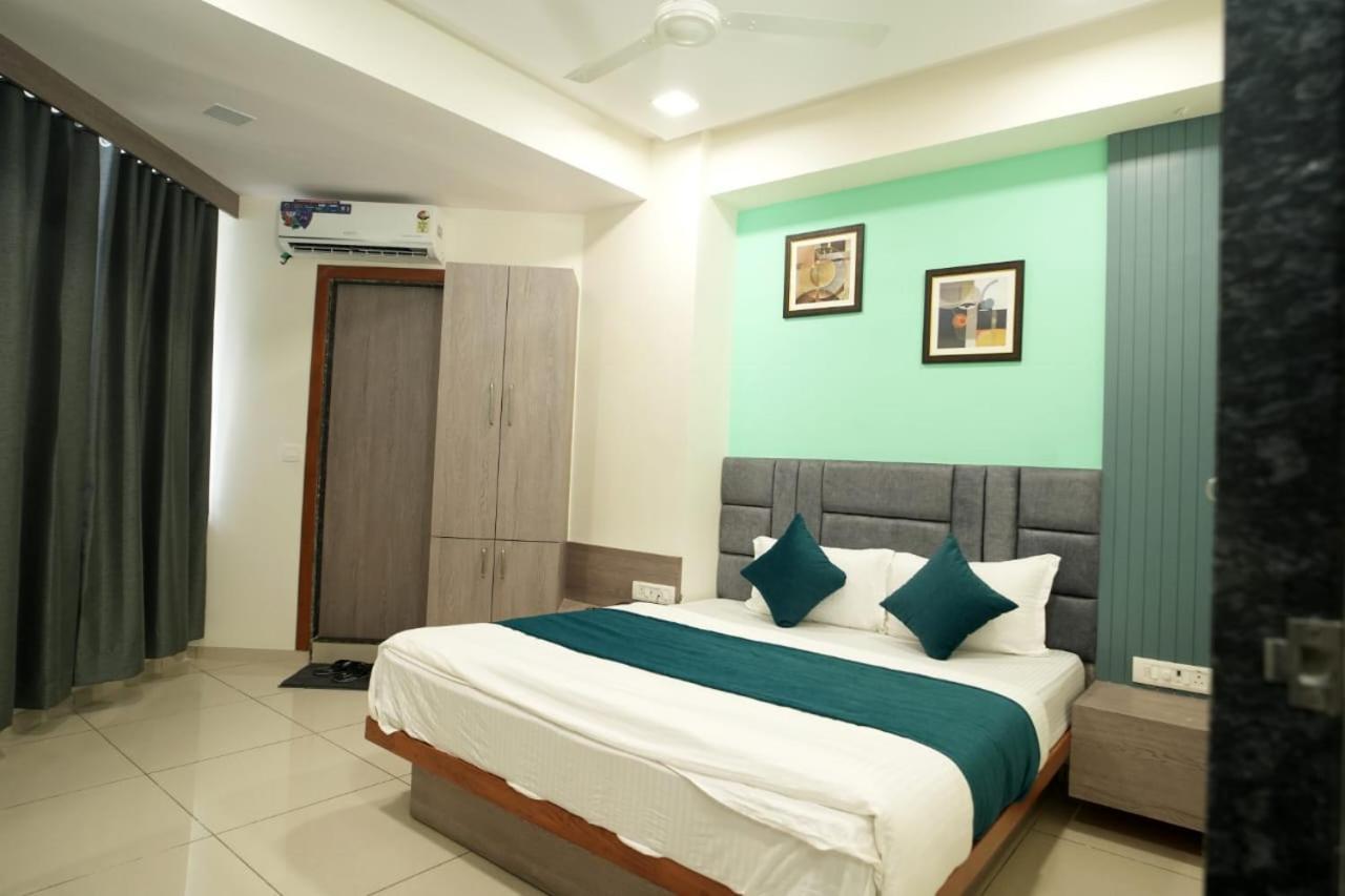 Hotl Sunsky Hotel Vadodara Bagian luar foto