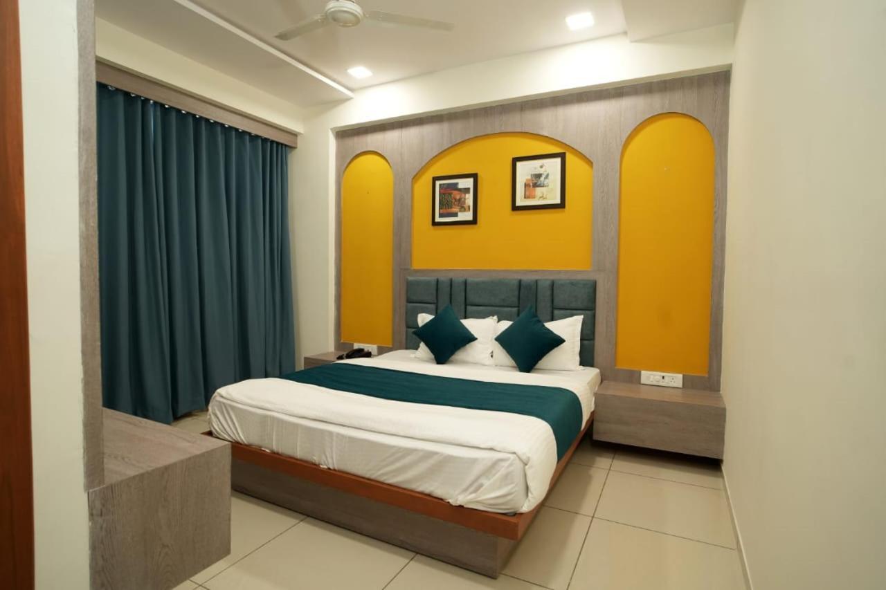 Hotl Sunsky Hotel Vadodara Bagian luar foto