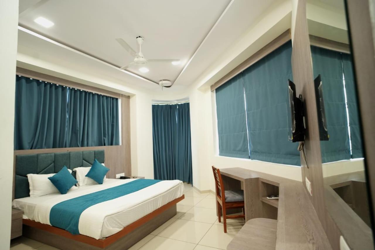 Hotl Sunsky Hotel Vadodara Bagian luar foto