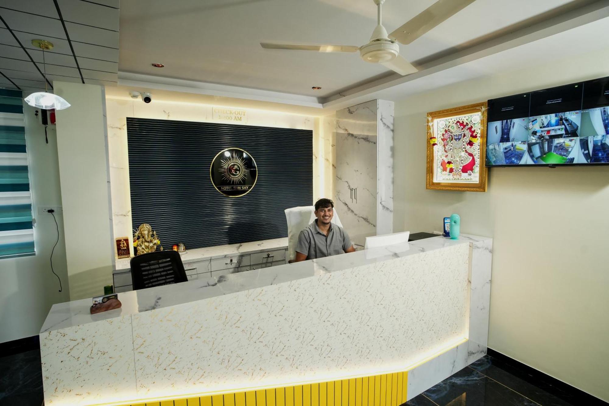 Hotl Sunsky Hotel Vadodara Bagian luar foto
