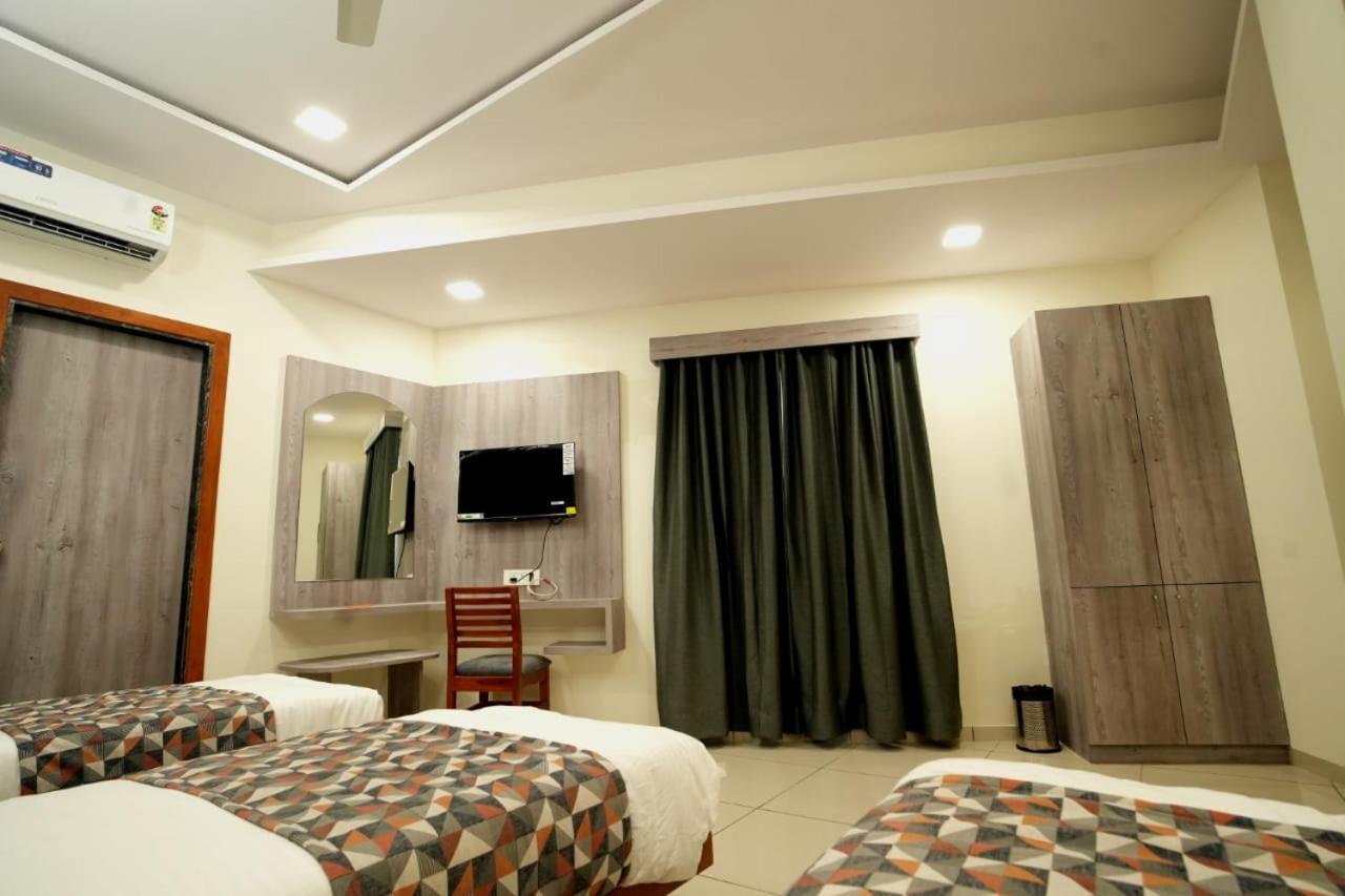Hotl Sunsky Hotel Vadodara Bagian luar foto
