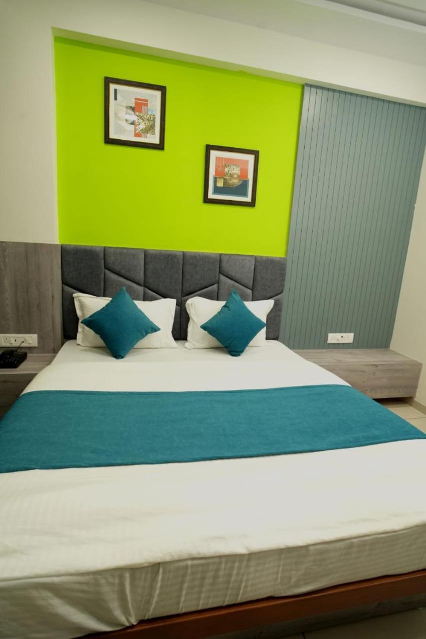 Hotl Sunsky Hotel Vadodara Bagian luar foto