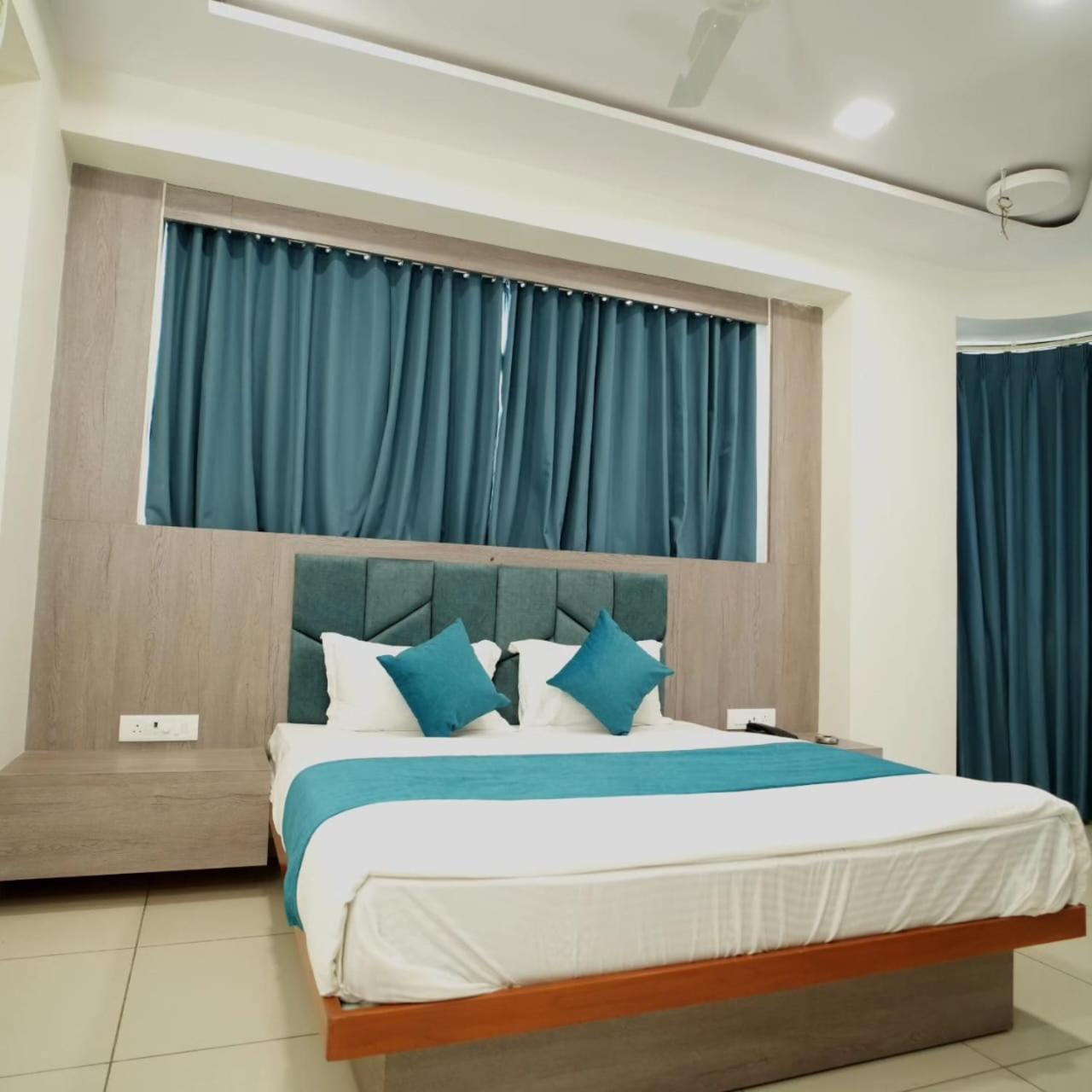 Hotl Sunsky Hotel Vadodara Bagian luar foto