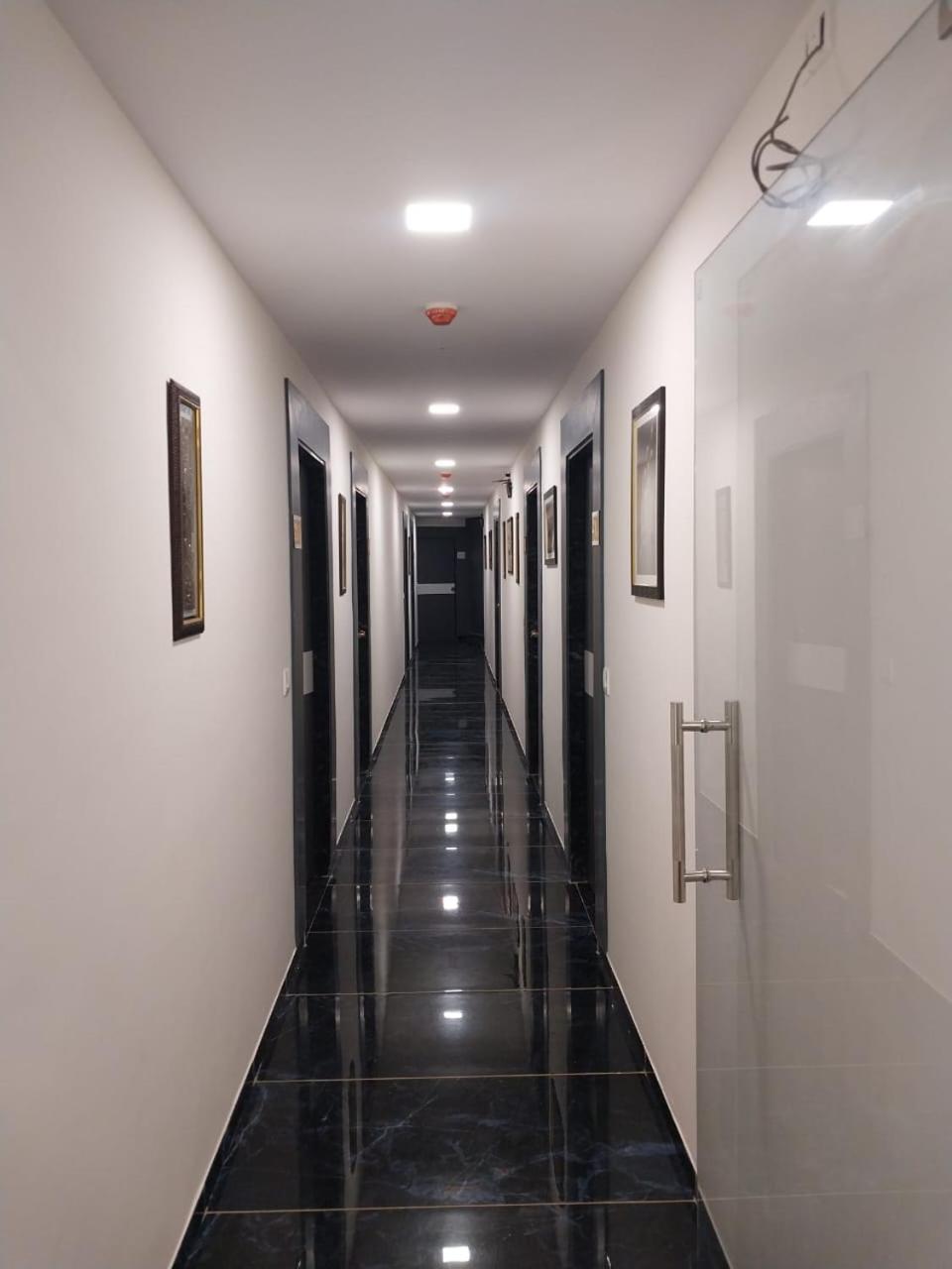 Hotl Sunsky Hotel Vadodara Bagian luar foto