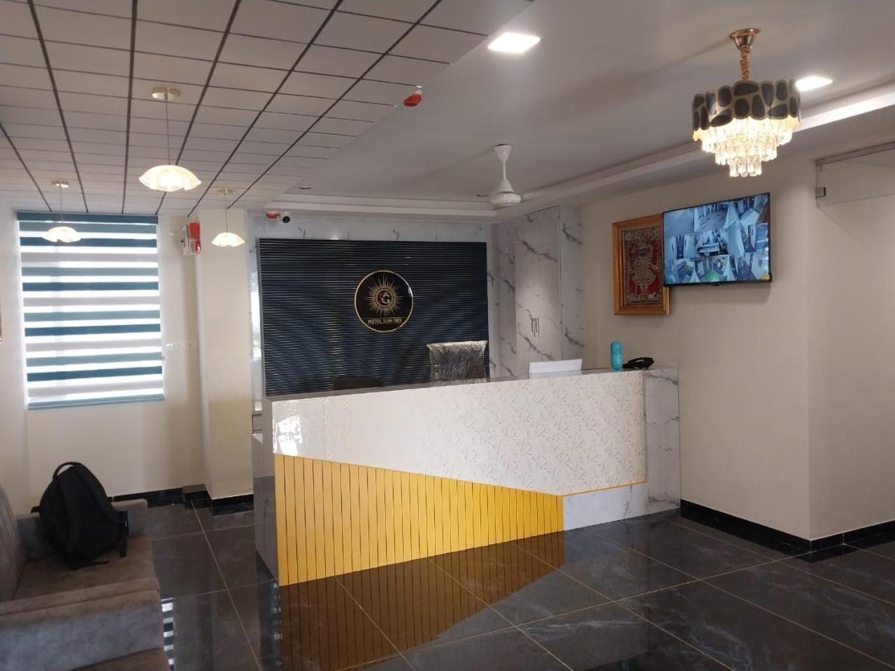 Hotl Sunsky Hotel Vadodara Bagian luar foto